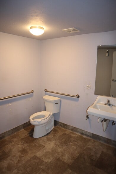 More Photos Of 2358-2368 Lincoln St, Oroville Office For Lease