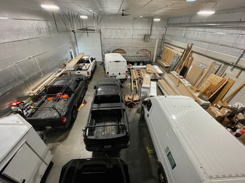 More Photos Of 2391 S Main St, Waterbury Showroom For Lease