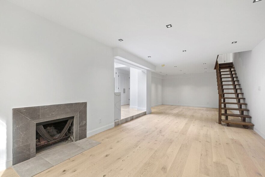 More Photos Of 141 E 17th St, New York Apartments For Sale