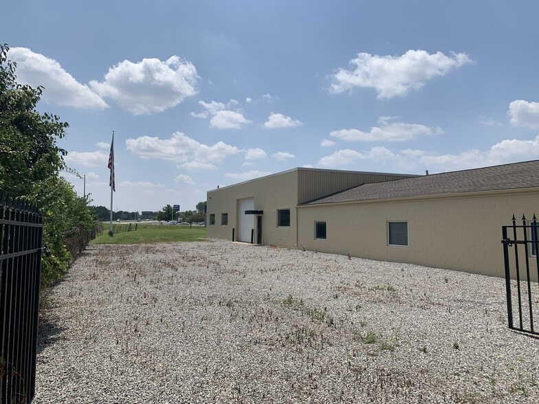 More Photos Of 2117 W First St, Springfield Warehouse For Lease