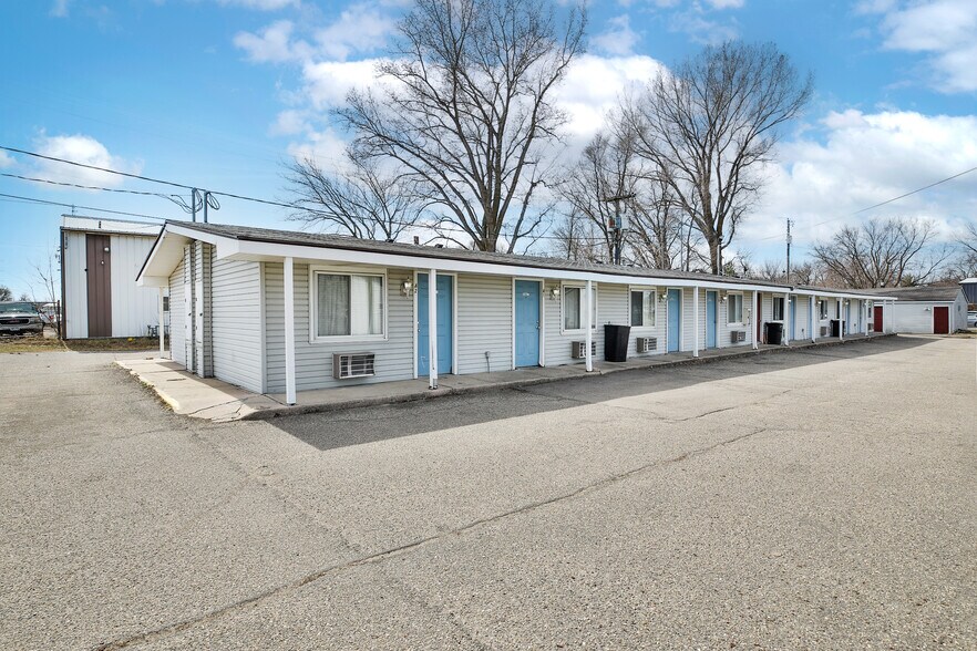 More Photos Of 2102 E Main St, Albert Lea Hotel For Sale