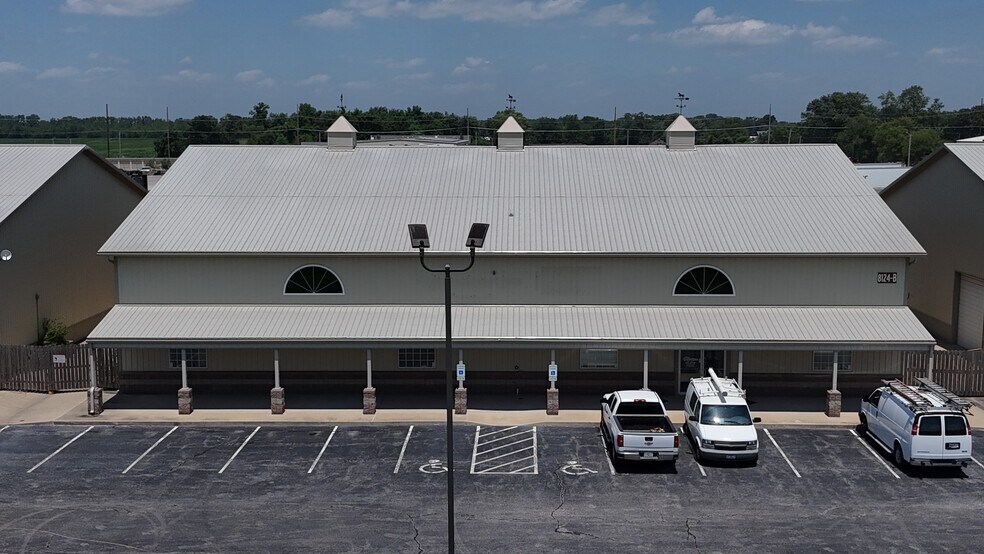 More Photos Of 8124 Bunkum Rd, Caseyville Showroom For Lease