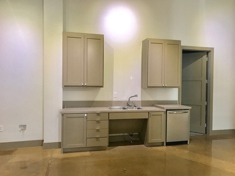 More Photos Of 9140 Premier Row, Dallas Distribution For Sale