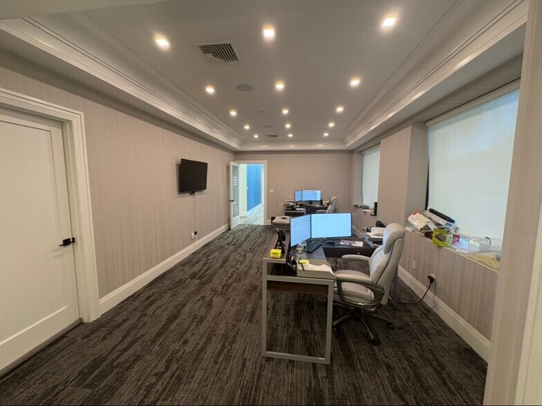 More Photos Of 72 Otis St, West Babylon Flex For Sale