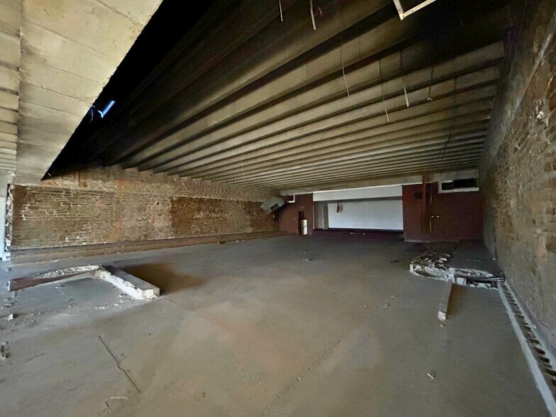 More Photos Of 3516 Blue Ridge Cutoff, Kansas City Flex For Sale