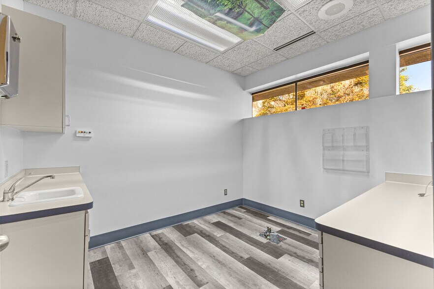 More Photos Of 24825 Michigan Ave, Dearborn Office For Lease