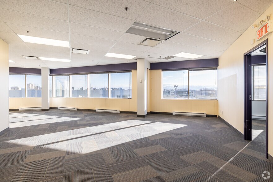 More Photos Of 4451-4479 Aut Laval Ouest (A-440), Laval Showroom For Lease