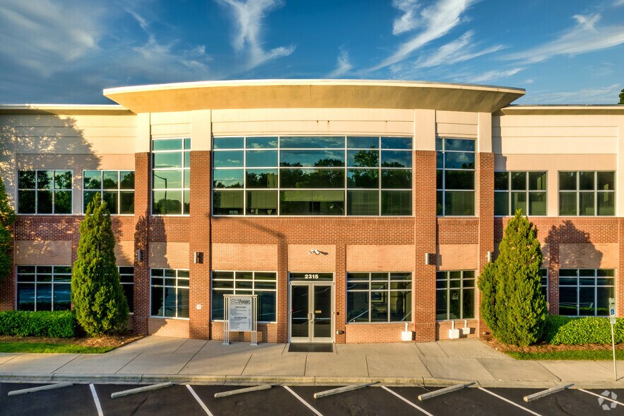 More Photos Of 2315 W Arbors Dr, Charlotte Medical For Lease