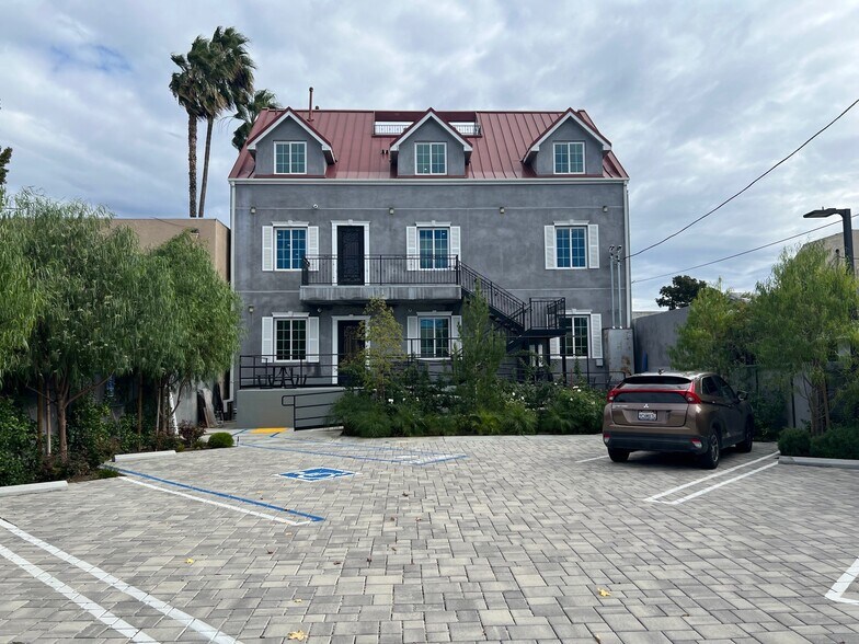 More Photos Of 7053 Owensmouth Ave, Canoga Park Office For Lease