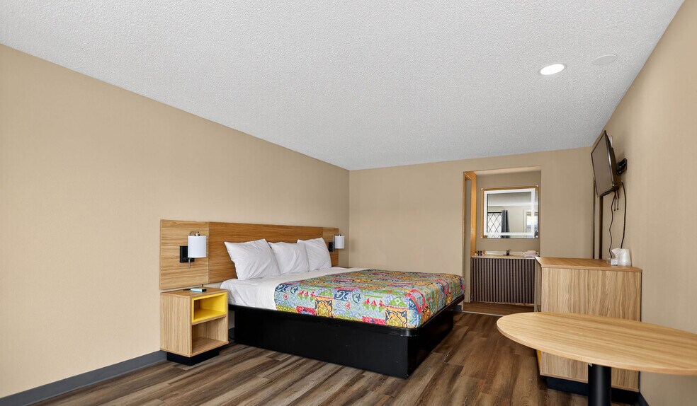 More Photos Of 1149 Oakes Rd, Racine Hotel For Sale