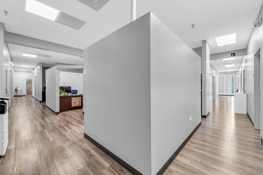 More Photos Of 391 Quadrangle Dr, Bolingbrook Office For Sale