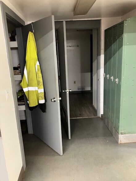 More Photos Of 1110 Island Ave, McKees Rocks Warehouse For Lease