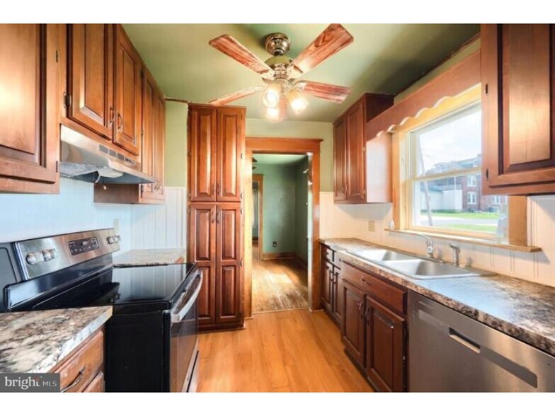 More Photos Of 2151 Maple Rd, York Flex For Sale