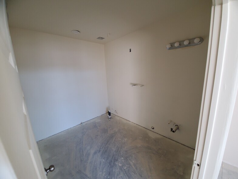 More Photos Of 3201 Oak, Phoenix General Retail For Lease