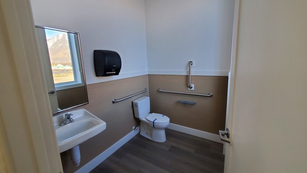 More Photos Of 752 2250 West, Springville Warehouse For Lease