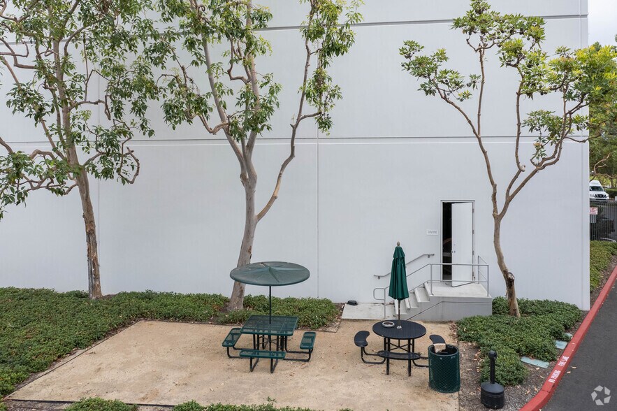 More Photos Of 72 Fairbanks, Irvine Manufacturing For Lease