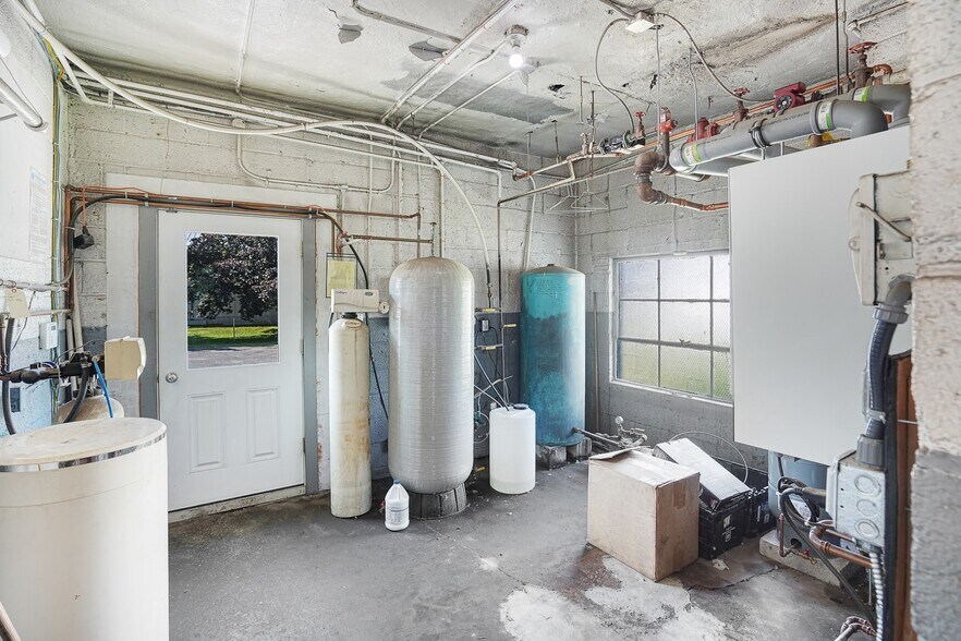 More Photos Of 1955 N Main St, Sheffield Auto Repair For Sale