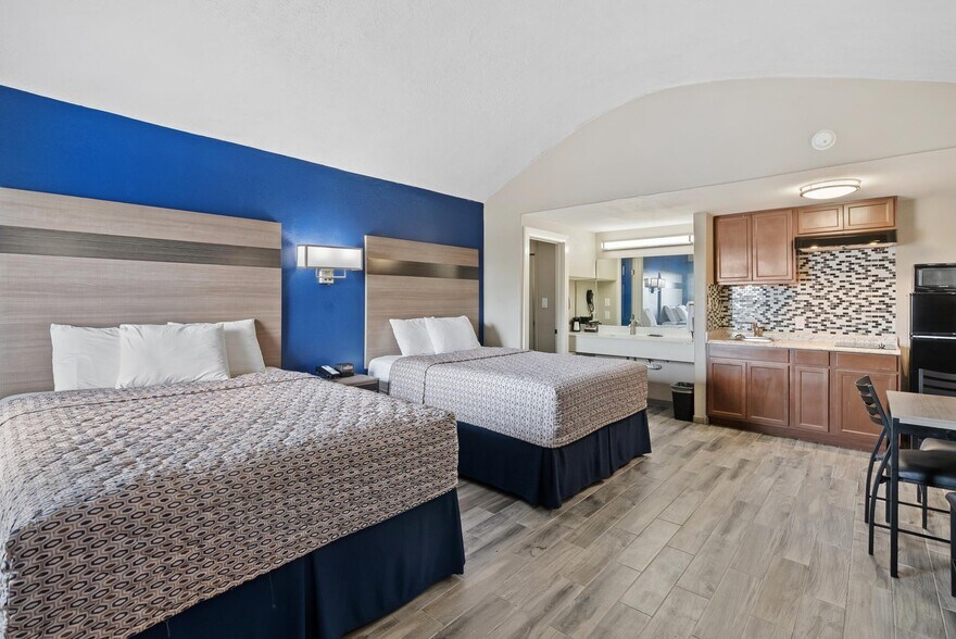 More Photos Of 1212 E Laurel St, Rockport Hotel For Sale