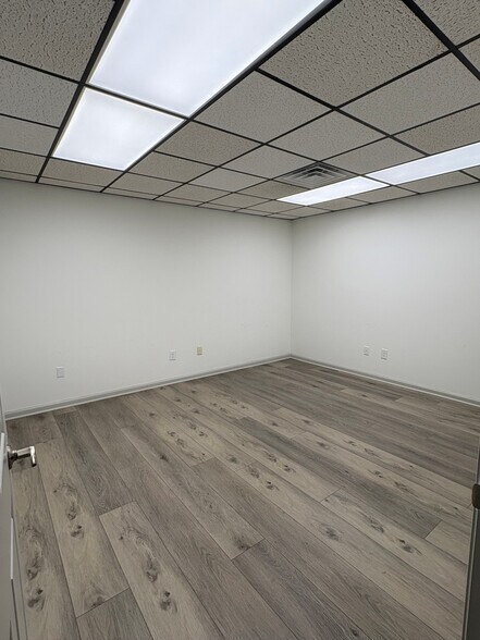 More Photos Of 363 W Main St, Hendersonville Flex For Lease