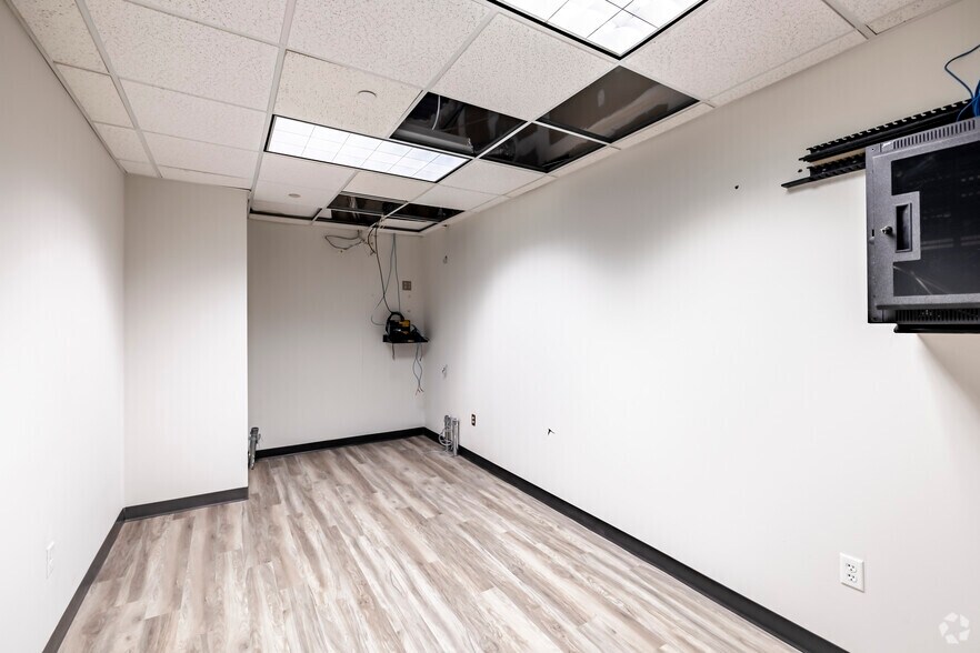 More Photos Of 2820 Waterford Lake Dr, Midlothian Office For Lease