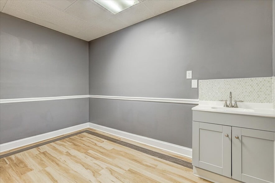 More Photos Of 7175 Jonesboro Rd, Morrow Office For Lease