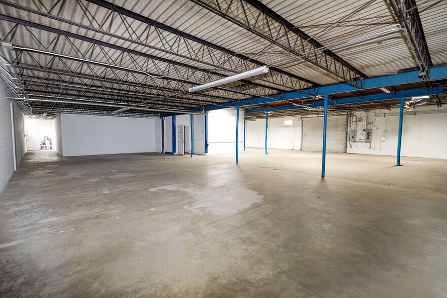 More Photos Of 2520 Hansrob Rd, Orlando Light Manufacturing For Lease