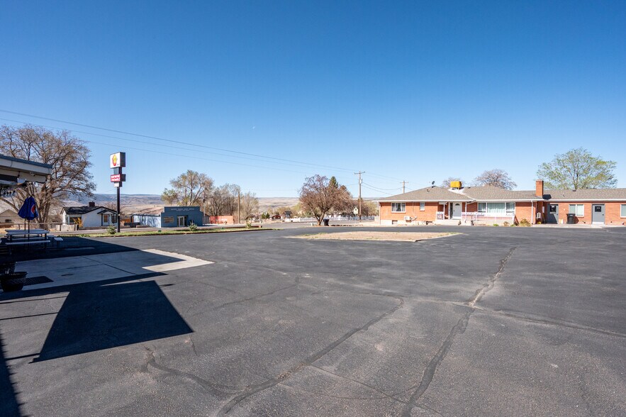 More Photos Of 91 E Main St, Bicknell Hotel For Sale