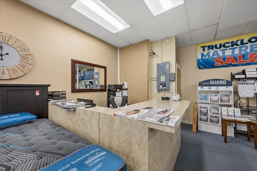 More Photos Of 7045 W North Ave, Oak Park Storefront For Sale