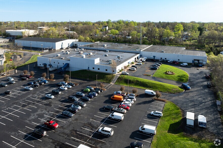 More Photos Of 1000 Camera Ave, Crestwood Flex For Lease