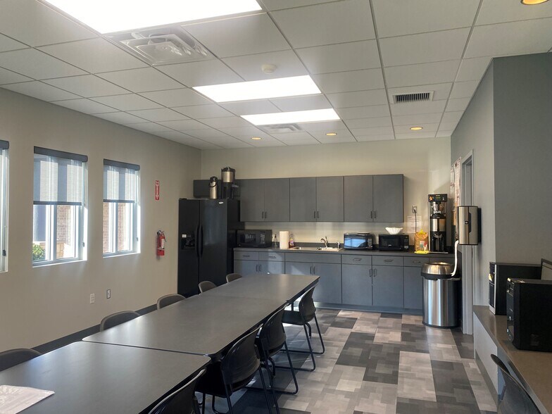 More Photos Of 1335 E Bradford Pky, Springfield Office For Lease