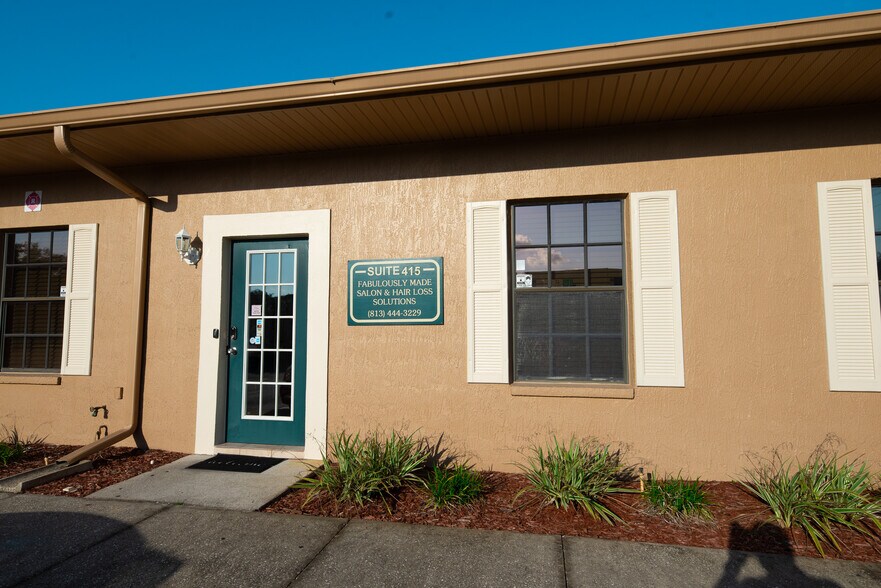 More Photos Of 8909 Regents Park Dr, Tampa Office Residential For Lease