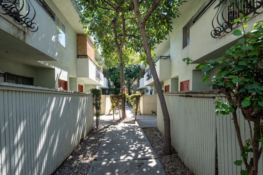 More Photos Of 3338 Mentone Ave, Los Angeles Apartments For Sale