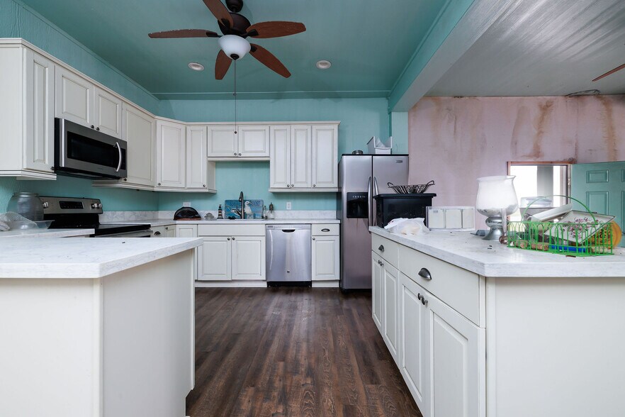 More Photos Of 3120 Hwy 87, Crystal Beach Office Residential For Sale