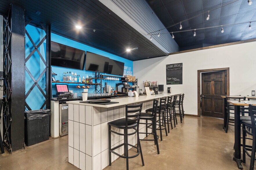 More Photos Of 329-355 S Lake Ave, Duluth General Retail For Lease