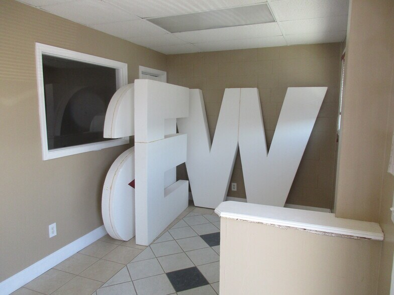 More Photos Of 7619-7621 E 46th Pl, Tulsa Showroom For Sale