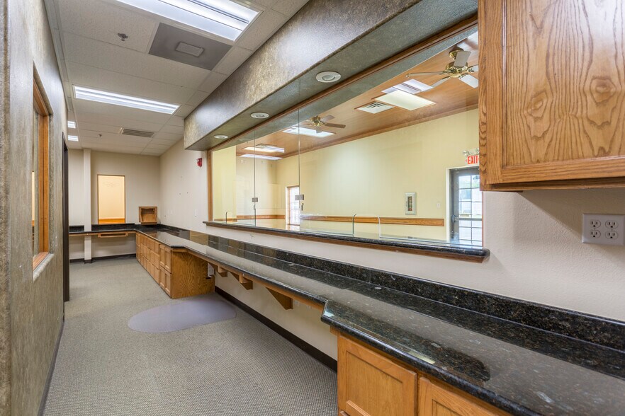 More Photos Of 1022 E Griffin Pky, Mission Medical For Sale