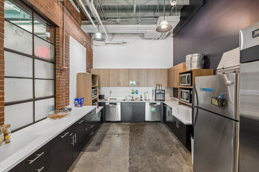More Photos Of 2300 Charlotte Ave, Nashville Office For Sale