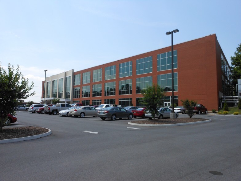 More Photos Of 400-444 Clinchfield St, Kingsport Medical For Lease