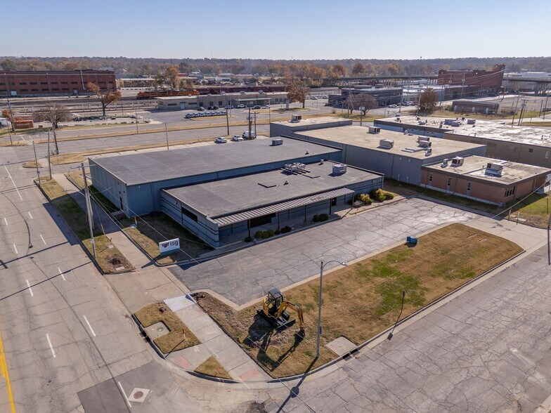 More Photos Of 400 SE Jefferson St, Topeka Flex For Sale