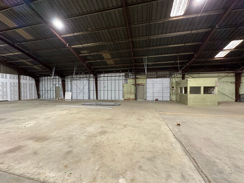 More Photos Of 658 Southern Ave, Fayetteville Warehouse For Lease