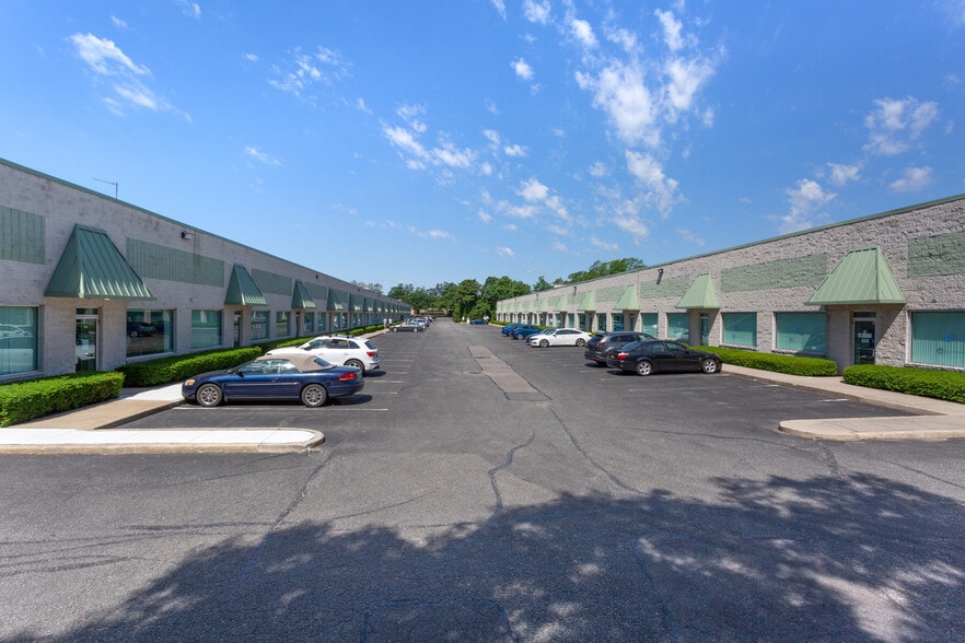 Primary Photo Of 1361 Lincoln Ave, Holbrook Warehouse For Lease