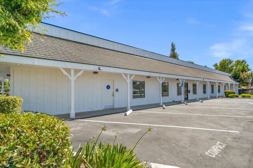 More Photos Of 324-330 Bullard Ave, Clovis Office For Sale