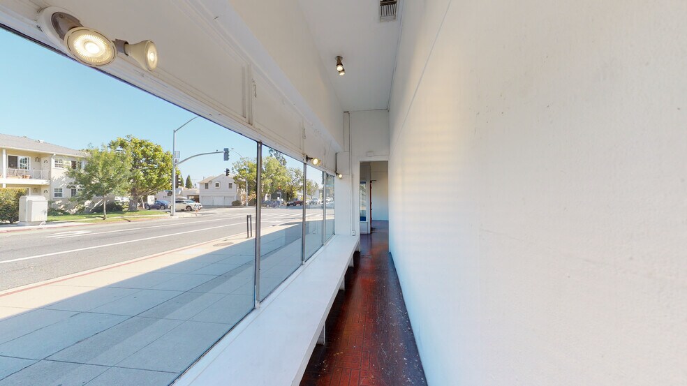 More Photos Of 13031 Montana Ave, Los Angeles Freestanding For Lease