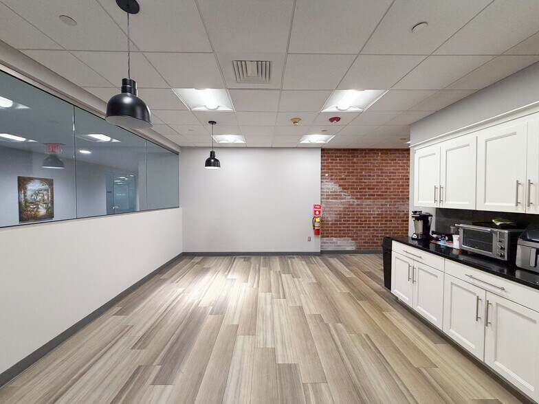 More Photos Of 123 Day Hill Rd, Windsor Manufacturing For Lease