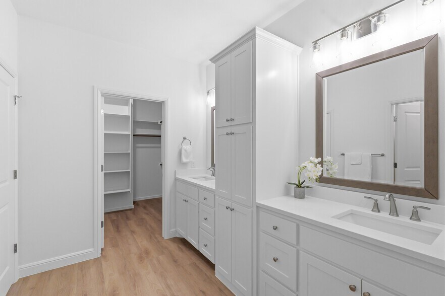 More Photos Of 200-210 Ewell st, Granbury Apartments For Sale