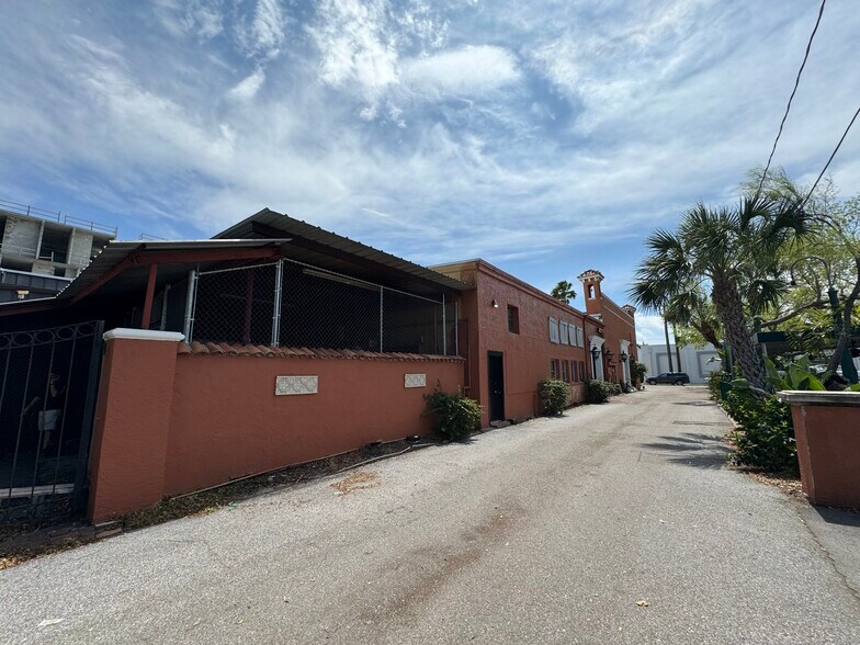 More Photos Of 1525 4th St, Sarasota Restaurant For Lease