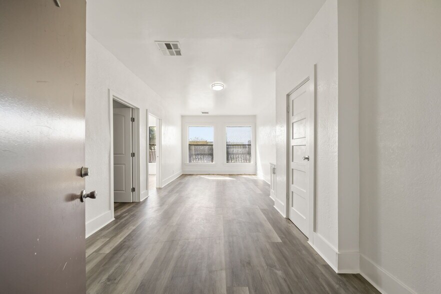 More Photos Of 800-808 N Avalon Blvd, Wilmington Storefront Retail Office For Lease