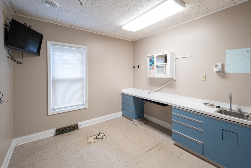 More Photos Of 1221 Altamont Ave, Schenectady Office For Sale