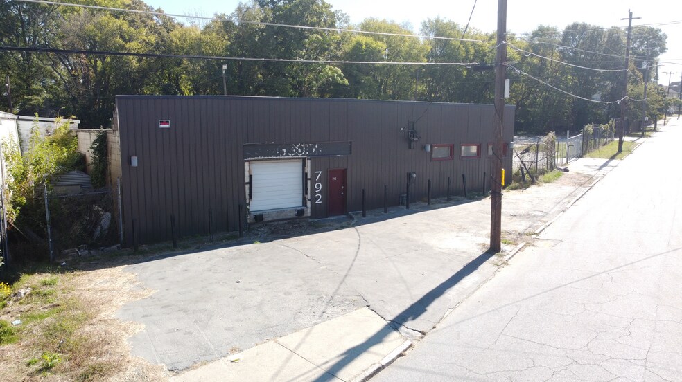 More Photos Of 792 SW Windsor St, Atlanta Warehouse For Lease