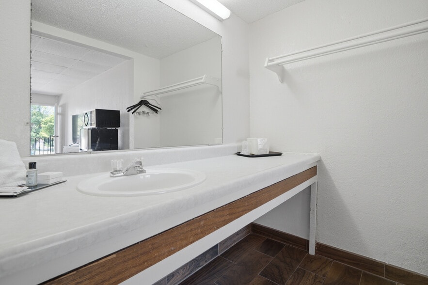 More Photos Of 100 W Wilson St, Valliant Hotel For Sale